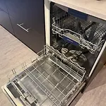 Mit 3 Schlafzimmern, 2 Badezimmern Und Kueche *
