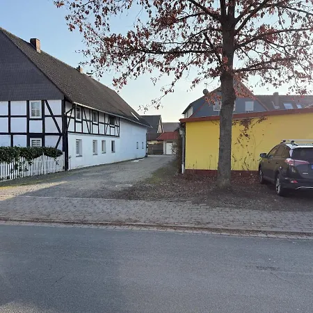 Mit 3 Schlafzimmern, 2 Badezimmern Und Kueche *