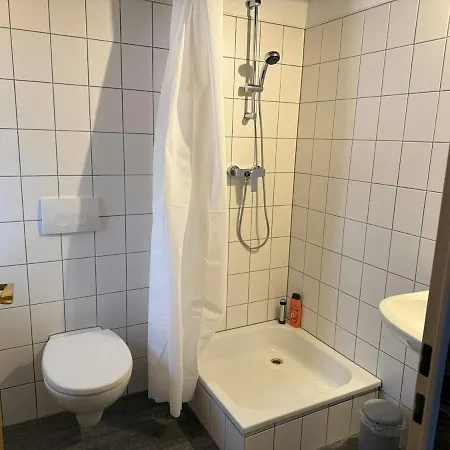 Mit 3 Schlafzimmern, 2 Badezimmern Und Kueche