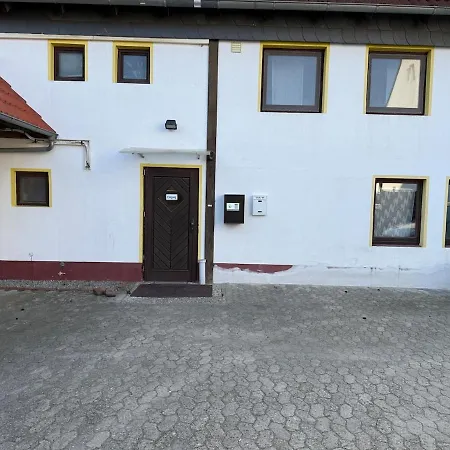 Mit 3 Schlafzimmern, 2 Badezimmern Und Kueche *
