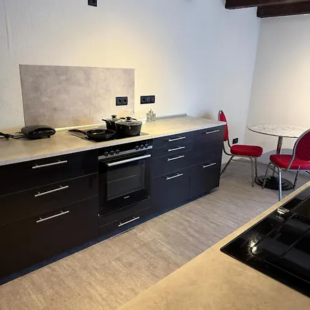 Mit 3 Schlafzimmern, 2 Badezimmern Und Kueche Appartamento