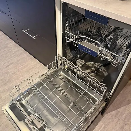 Mit 3 Schlafzimmern, 2 Badezimmern Und Kueche *