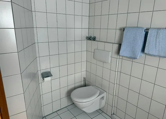 Mit 3 Schlafzimmern, 2 Badezimmern Und Kueche Wendeburg