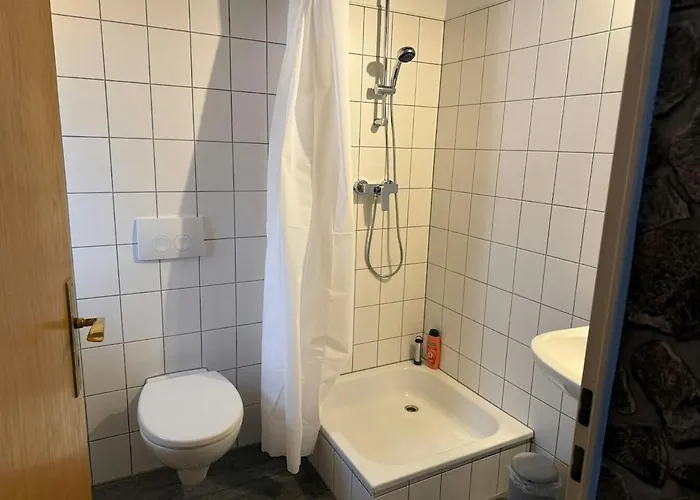 Mit 3 Schlafzimmern, 2 Badezimmern Und Kueche