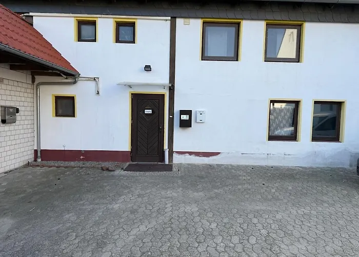 Mit 3 Schlafzimmern, 2 Badezimmern Und Kueche *