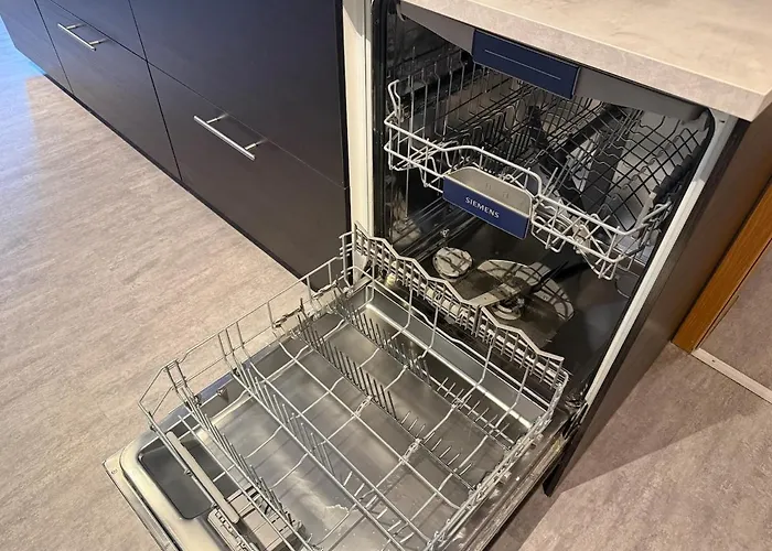 Mit 3 Schlafzimmern, 2 Badezimmern Und Kueche *